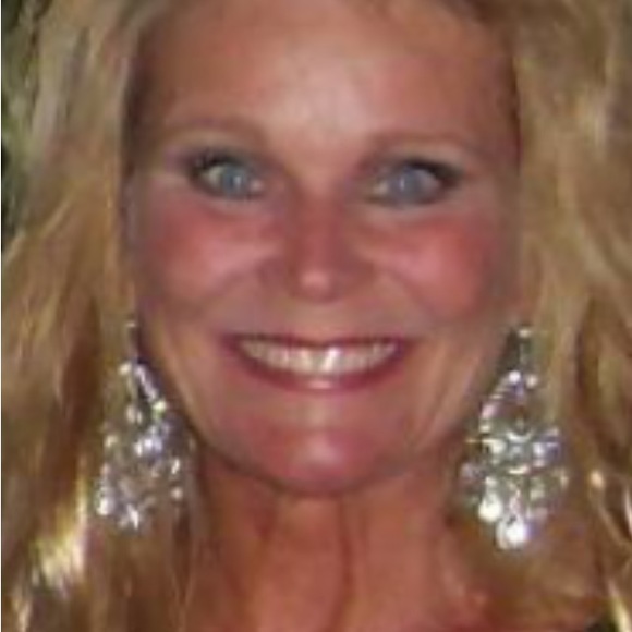 Meet your Posher, Julie 🥰🇨🇦 - Picture 5 of 6